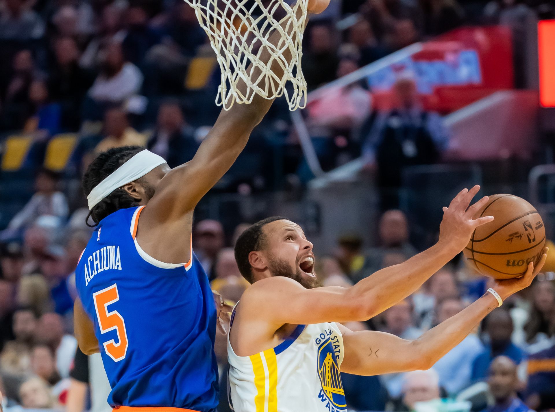 赛前纽约尼克斯调整名单以备NBA季后赛，状态回暖环节打磨，赛场秩序良好，轮换策略成焦点