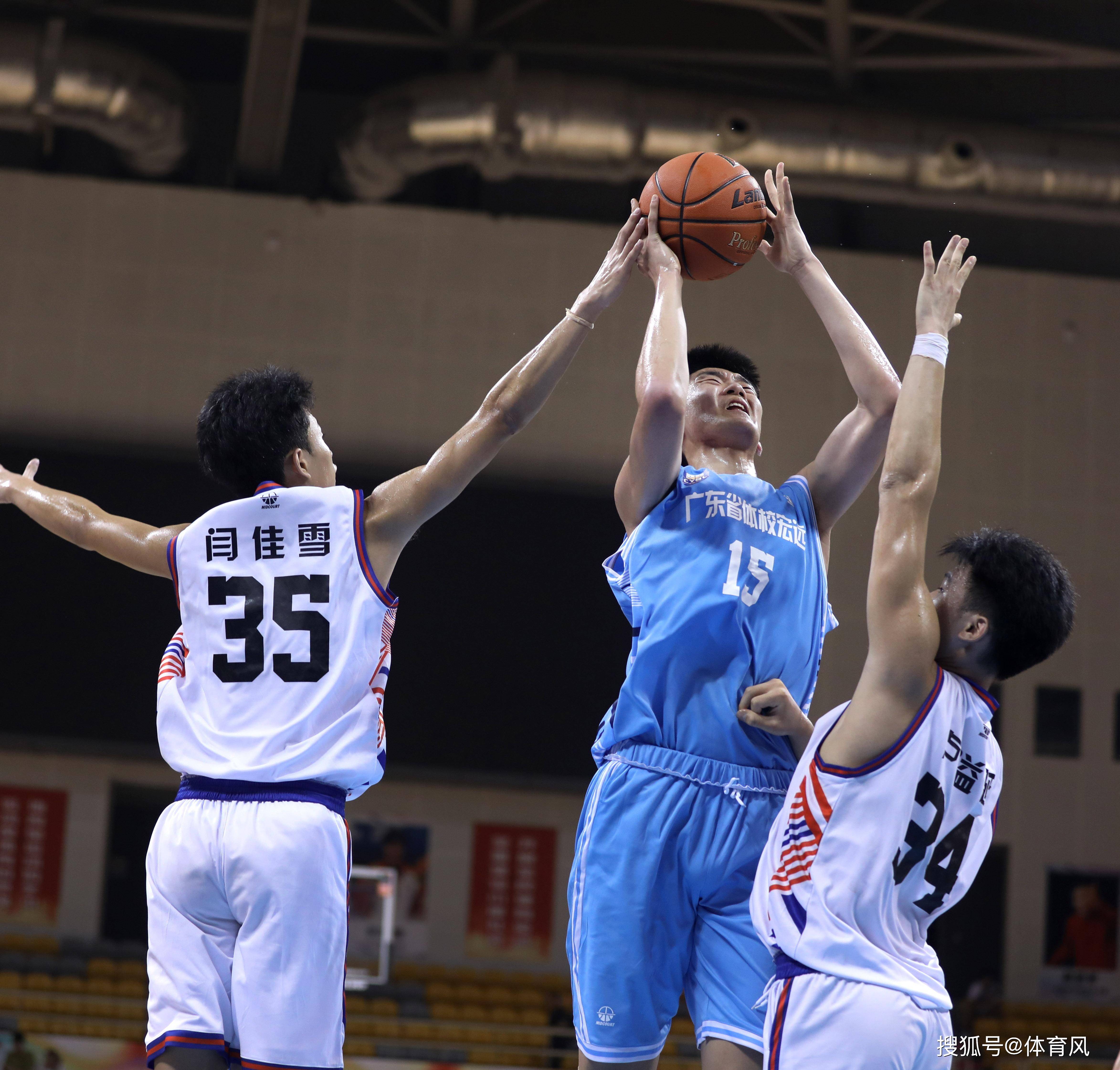 包含今夜CBA常规赛传出新动向，广东宏远强势反弹，管理层表态——球迷炸锅，数据趋势出现新变化的词条